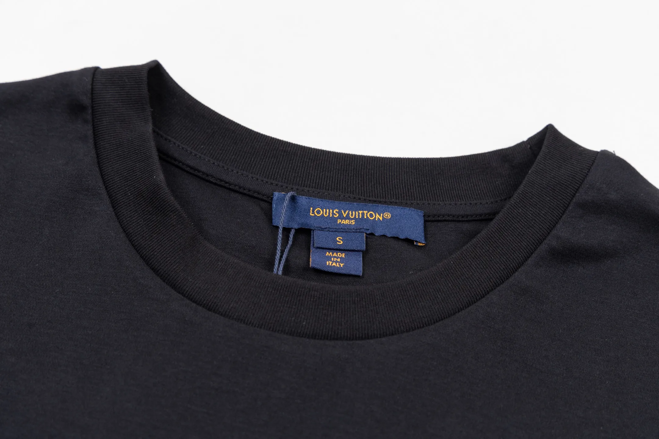 🅿️270 1v 25FW handwritten logo embroidered short sleeves. The fabric is made of 60S 170g double-sided single yarn fabric, and the rib is made of 32S 300g double yarn stretch rib. This T-shirt is made from soft cotton knit, with a slightly nipped waist and ribbed crew neck for a relaxed fit. The handwritten Louis logo is embroidered on the chest, making it an elegant everyday choice. The yarn count is 60, which is a high-count cotton yarn that is delicate and soft. This fabric is based on the delicate texture of high-count cotton, and its double-sided weaving enhances practicality. The single-strand structure makes the fabric lighter and more breathable. Double-sided knitting technology has the same texture on the front and back. The fabric has a tight structure, good elasticity and is not easy to curl. It has a delicate touch and is suitable for close-fitting wear. Flat stitch embroidery three-dimensional craft is a special embroidery technique that uses flat stitch to create embroidery with a three-dimensional feel. This process creates a richer three-dimensional effect and layering by precisely controlling the depth and angle of the stitches and increasing the density and length. Size:XS-S-M-L